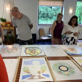 Expositie van al het werk van de cursisten aan het einde van de thangka retraite