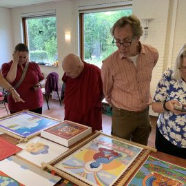 Expositie van al het werk van de cursisten aan het einde van de thangka retraite