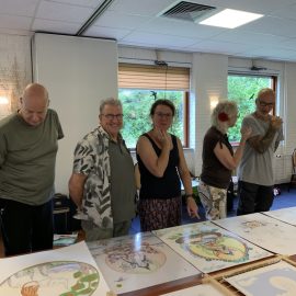 Expositie van al het werk van de cursisten aan het einde van de thangka retraite