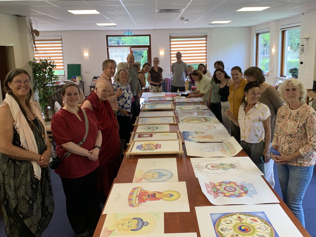 Groepsfoto deelnemers Thangka Schilderen Zomerretraite 2025