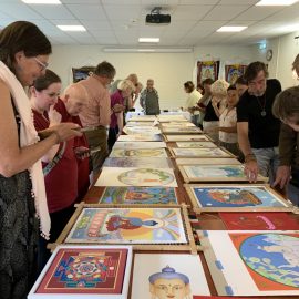Expositie van al het werk van de cursisten aan het einde van de thangka retraite