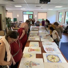 Expositie van al het werk van de cursisten aan het einde van de thangka retraite