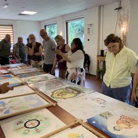 Expositie van al het werk van de cursisten aan het einde van de thangka retraite