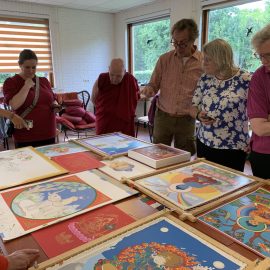 Expositie van al het werk van de cursisten aan het einde van de thangka retraite