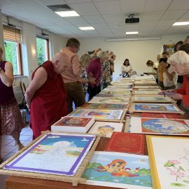 Expositie van al het werk van de cursisten aan het einde van de thangka retraite