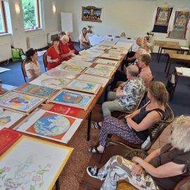 Toewijding van al het werk van de cursisten aan het einde van de thangka retraite