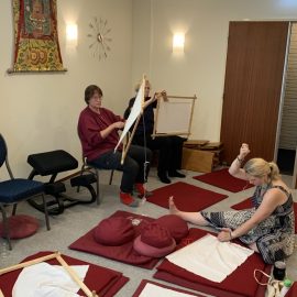 Het maken van een traditioneel thangka canvas en frame